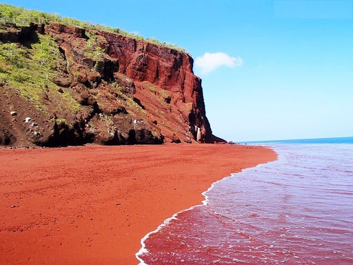 Biển đỏ nổi tiếng thế giới với màu nước có “1 không 2”
