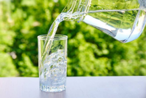 Nên uống 2 - 3 lít nước mỗi ngày để sỏi thận tan biến nhanh chóng