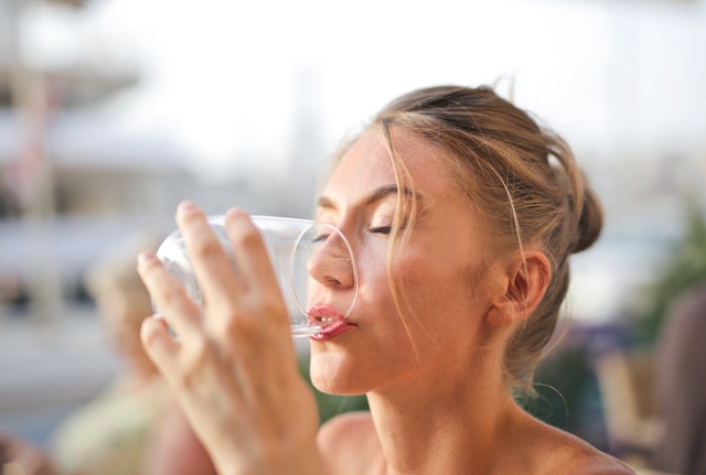Uống nước điện giải giúp chống oxy hóa