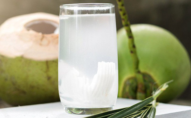 Ngoài tính mát, nước dừa còn giúp điều hòa huyết áp và giảm mỡ máu.