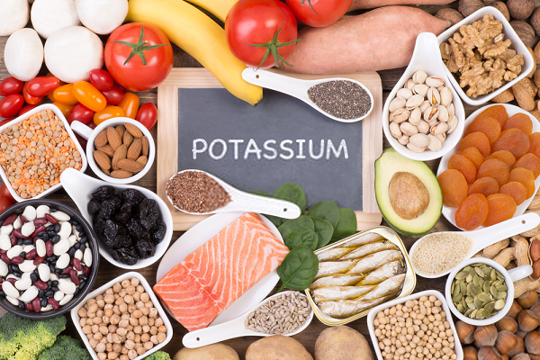 Bổ sung các loại thực phẩm an toàn có chứa potassium như: chuối, bí, súp lơ xanh, nho khô, sữa chua,... sử dụng theo lời khuyên của chuyên gia