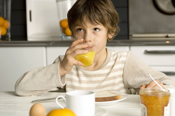 Sau ăn sáng có nên uống nước cam