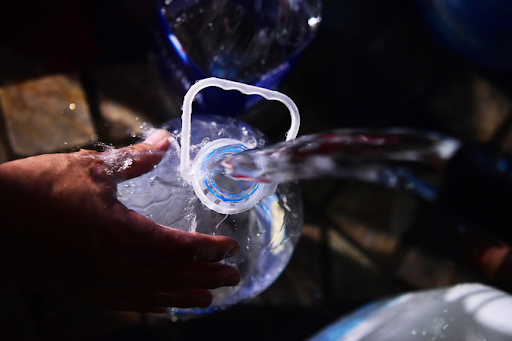 Sử dụng nước sạch đóng chai để mang lại sức khỏe an toàn