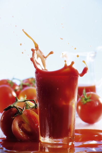 Uống nước cà chua sau bữa tối giúp quá trình tái tạo tế bào và mô diễn ra thuận lợi hơn.