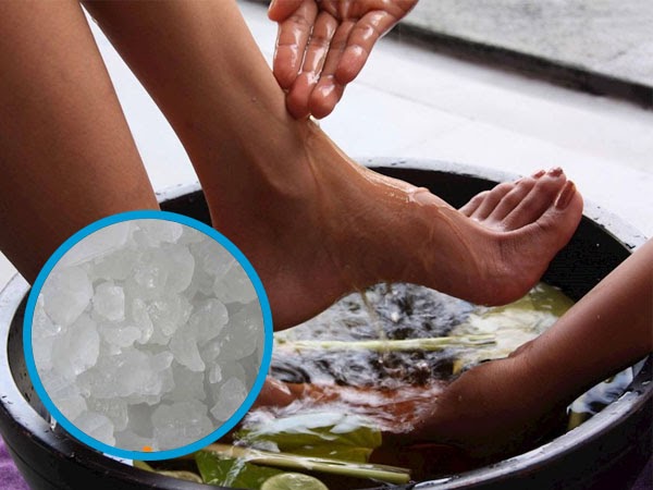 Ngâm chân với muối kali alum hàng ngày để điều trị bệnh nấm da