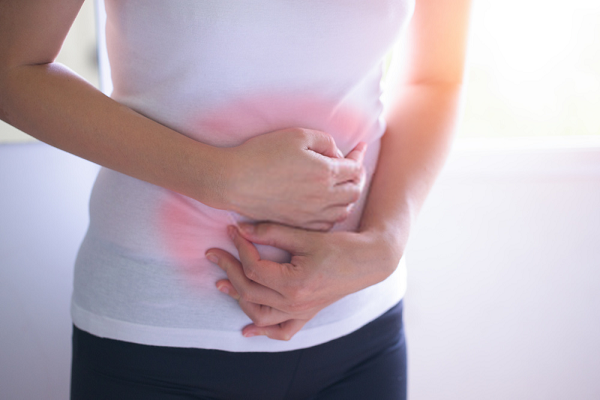 Trà hoa cúc giảm thiểu triệu chứng đau bụng kinh ở phụ nữ