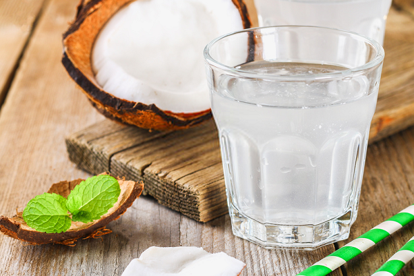 Uống nước dừa đúng cách có lợi đường tiêu hóa