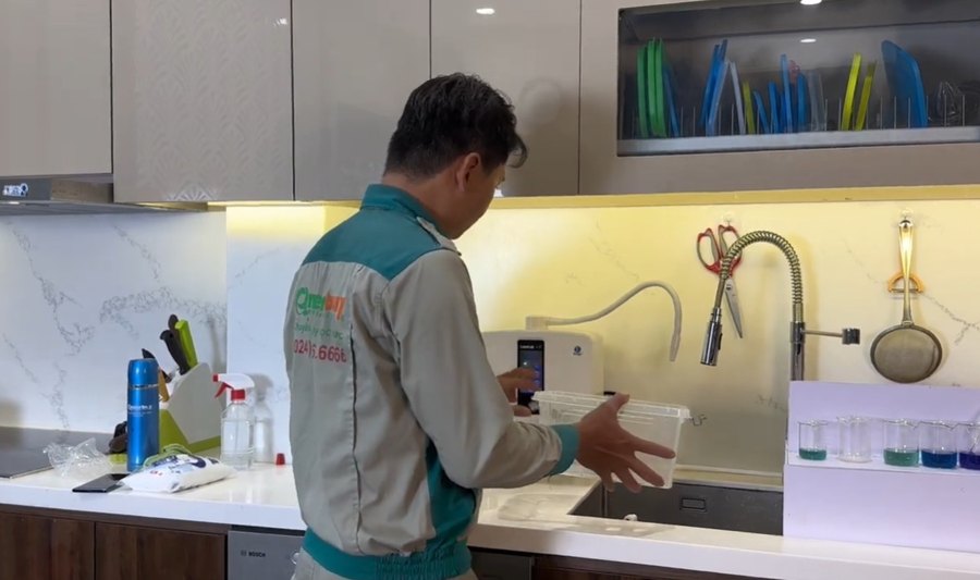 Ảnh thực tế bảo trì máy ion kiềm: kỹ thuật viên kiểm tra máy, nước và các dấu hiệu cần thay lõi hoặc deepclean định kỳ